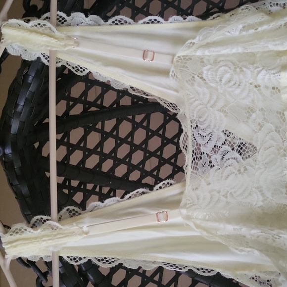 Light Yellow Long V-neck Lace Panel Nightgown - Picture 9 of 11